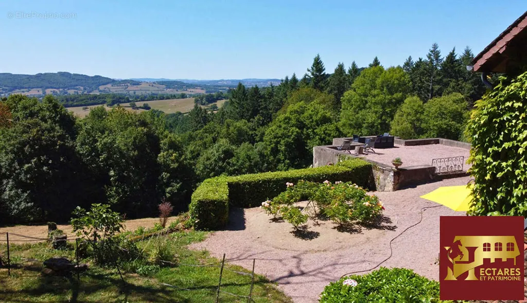 Aed - Historic House with Dominant View in Burgundy