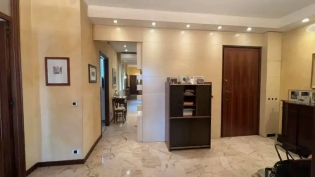 Esik - Apartment with Balcony in Piacenza