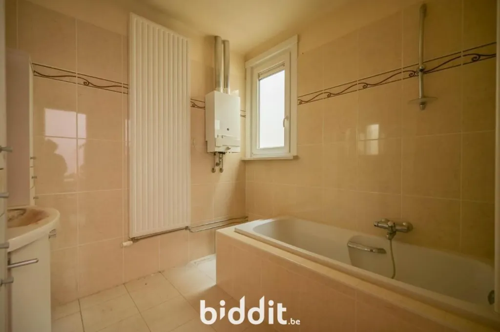 Bathrooms - Spacious House with Garden in Louvain