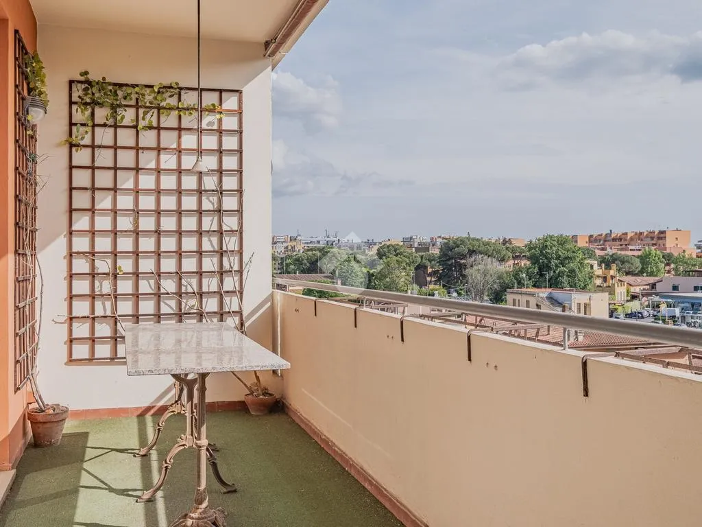 Balcon - South-Facing Apartment with Terrace in Rome