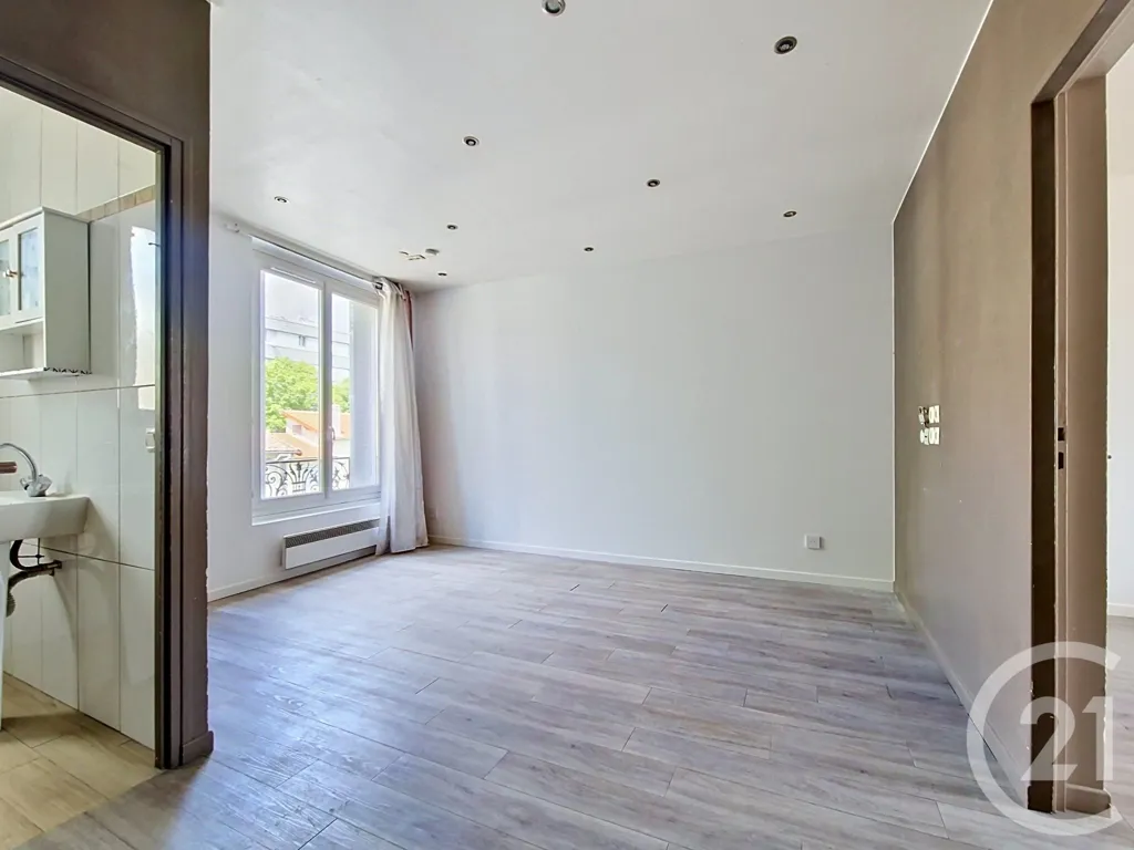 Toad - 2-Bedroom Flat with Central Location in Drancy