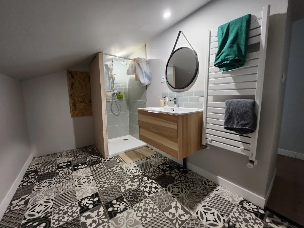 Salles de bain - Maison en pierre rénovée avec grange à Sainte Gemme la Plaine