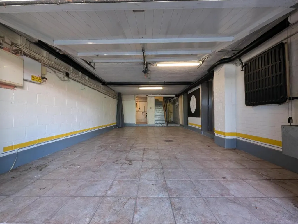 Garage - Maison 4 Façades avec Piscine à Grâce-Hollogne