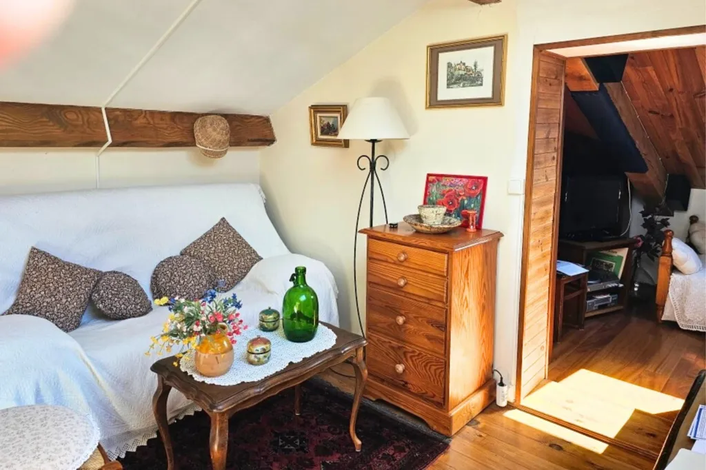 Chambres - Maison de Village Calme avec Garage à Lesperon
