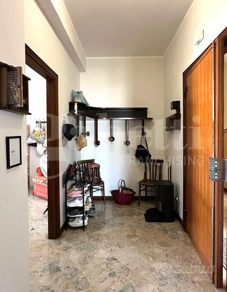 Esik - Spacious Flat with Double Balcony in Avola