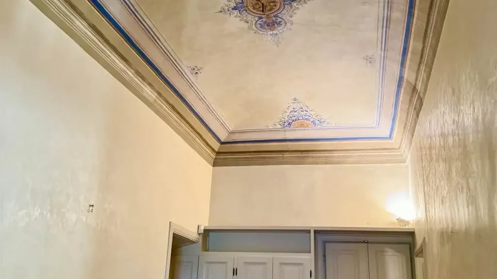 Hallway - Charming Apartment in Prestigious Villa, Florence