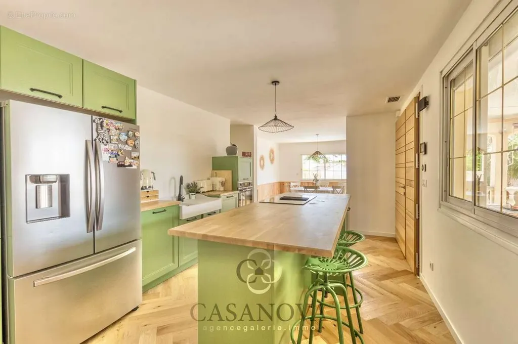 Kitchen - Villa with Pool and Jacuzzi in Residential Area