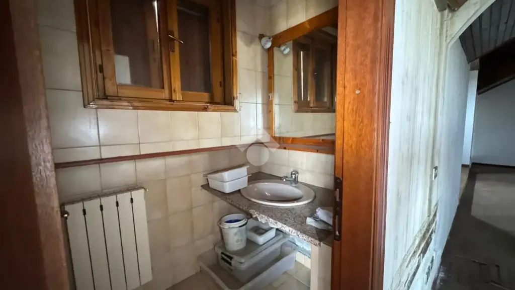 Salles de bain - Mansard Apartment with Central Location in Marano Ticino