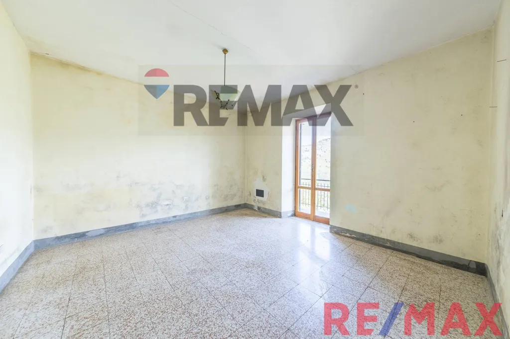 Pièces - Apartment with 50m² Cellar in Sonnino