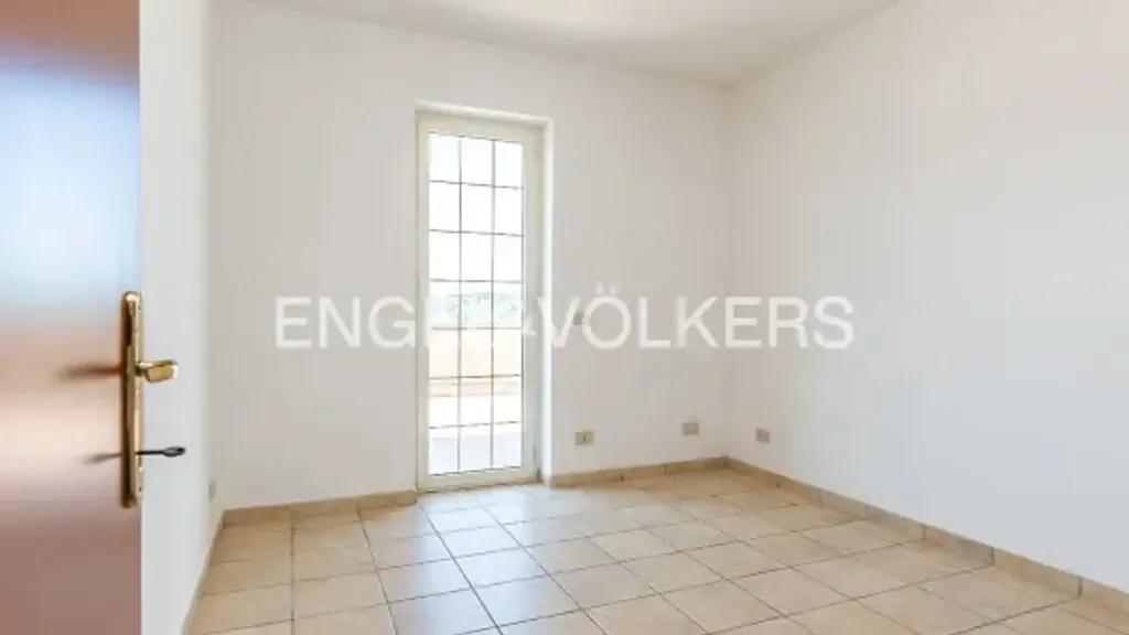 Pièces - Villa with Three Apartments in Guidonia Montecelio
