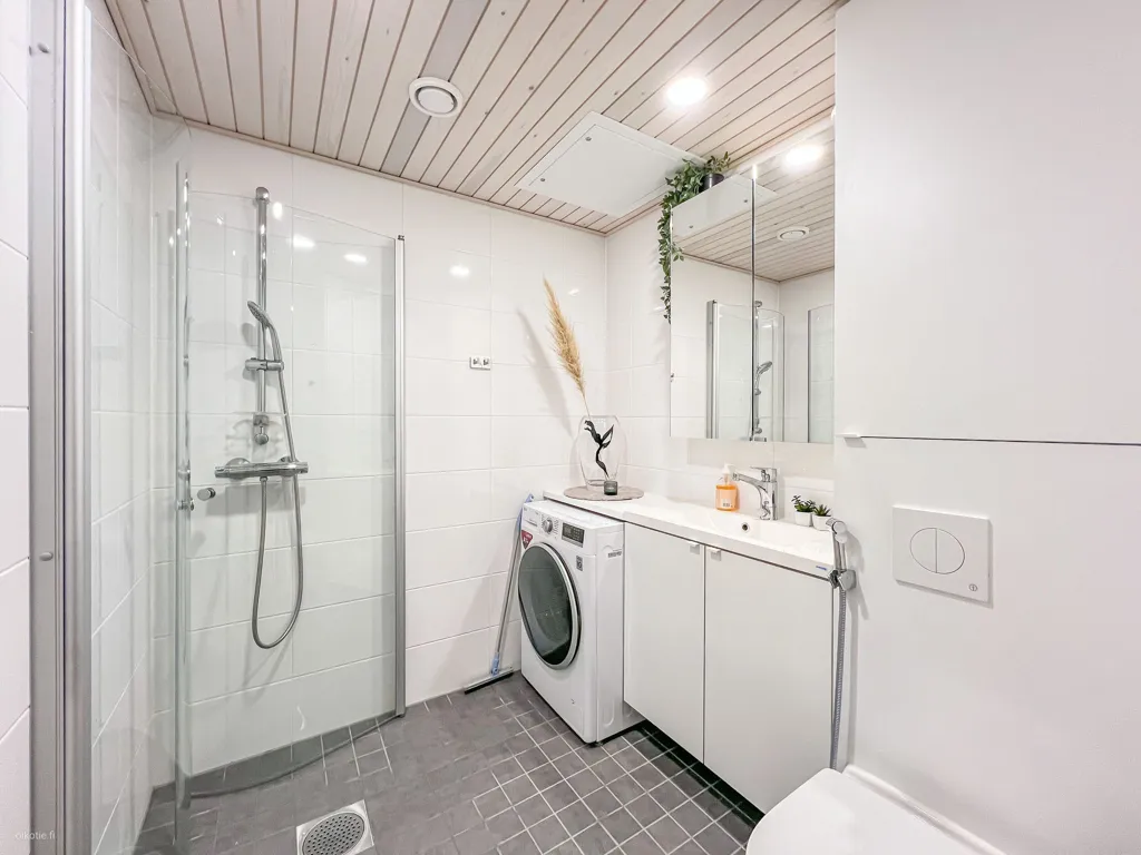 Salles de bain - Modern Apartment with Balcony in Niittykumpu, Espoo