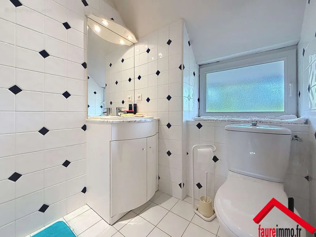 Bathrooms - House with Garden and Terrace in Objat