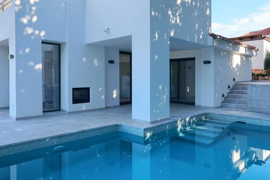 Piscine - Luxury Villa with Pool in Nueva Andalucía