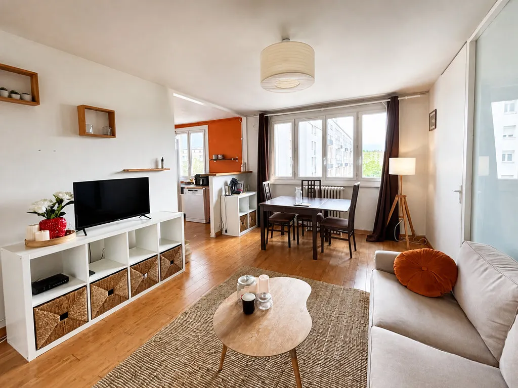Elutuba - 3-Bed Flat with Lift in Châtillon