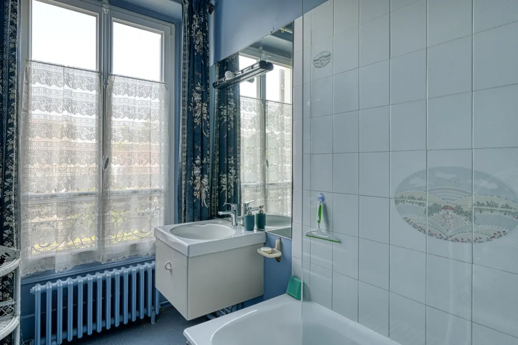 Vannitoad - Mansart Villa with Office Space in Argenteuil Centre