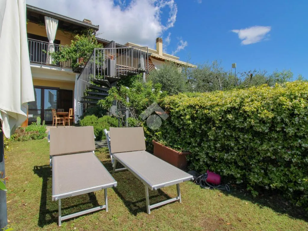 Jardin - Twin-Storey Apartment with Lake View in Vigole