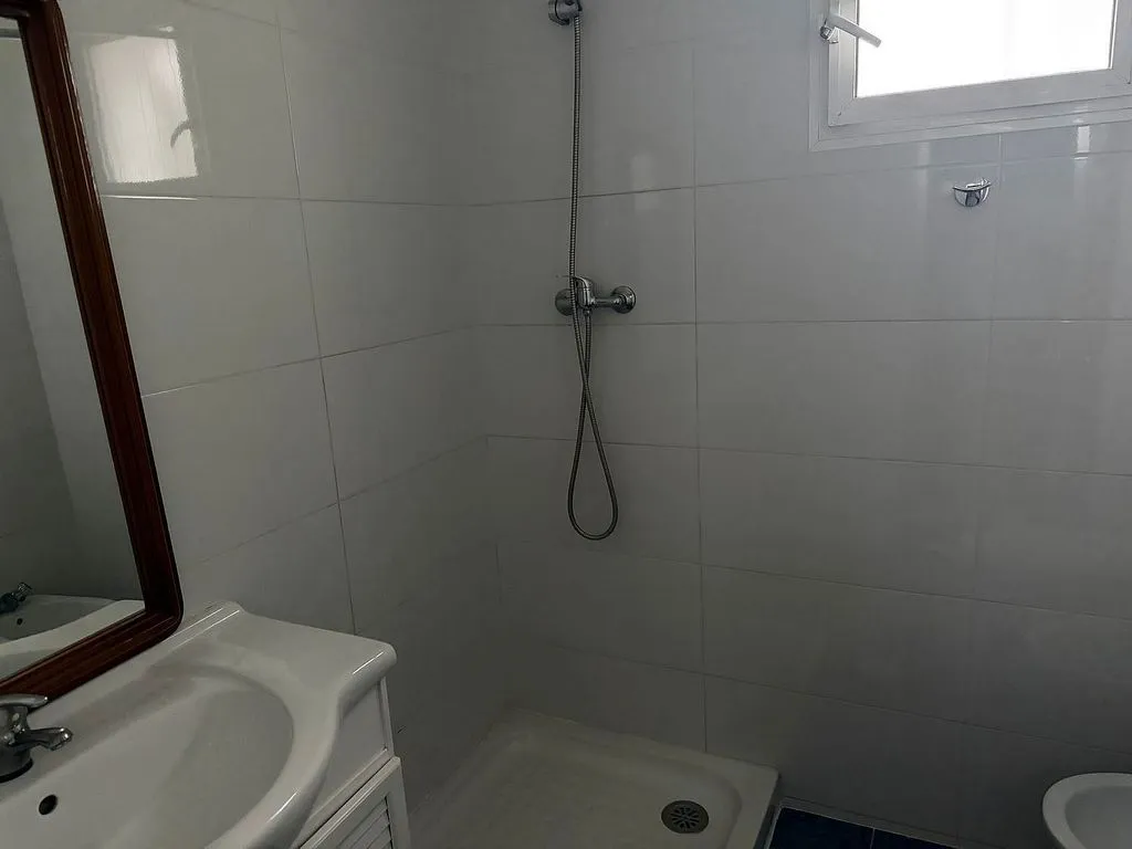 Bagni - 3-Bedroom Flat with Private Patio in Rochelambert