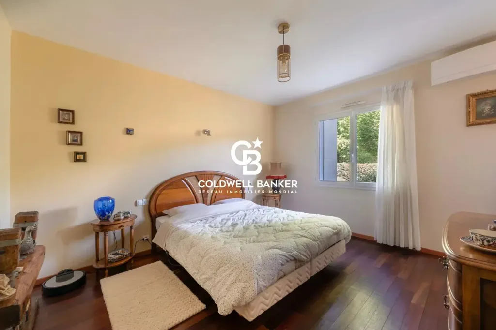 Bedrooms - Villa with Pool in Lakeside Setting
