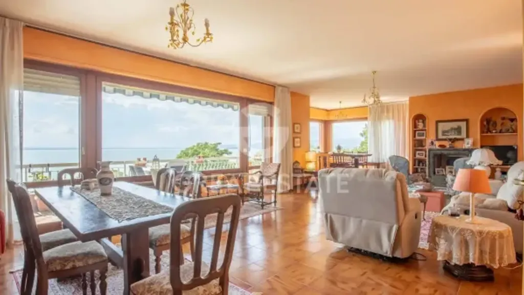 Dining Room - Villa with Lake View in Magione