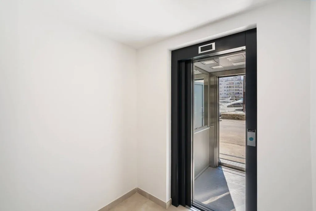 Hallway - Luxury Apartment with Marina Access in Empuriabrava