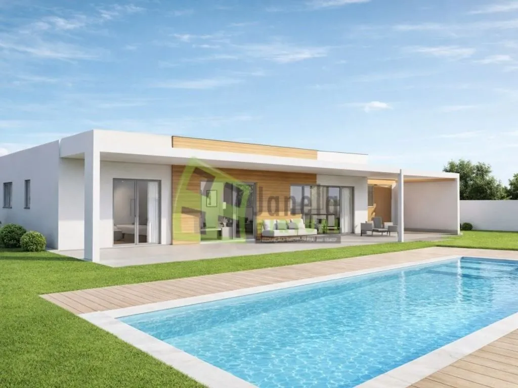 New Detached House with Pool in Seixal
