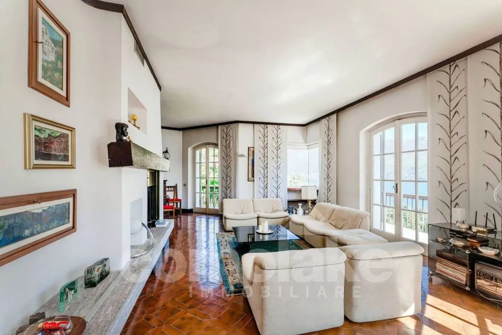 Living Room - Luxury Villa with Lake Views in Moltrasio