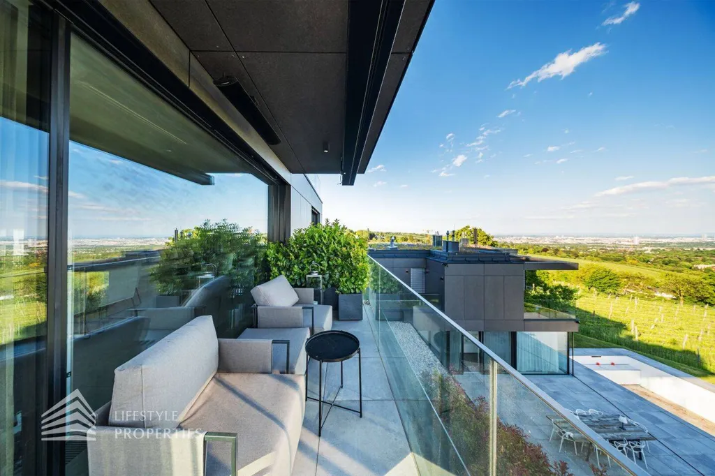 Terrasse - 4-Bedroom Apartment with Panoramic Balcony in Vienna