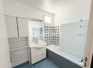 Vannitoad - Modern Flat with Balcony in Pontoise