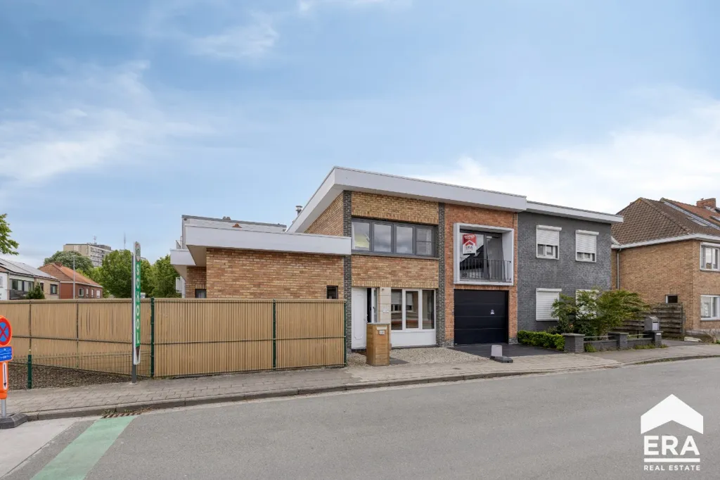 Extérieur - Maison Familiale avec Piscine Solaire à Proximité du Centre-Ville