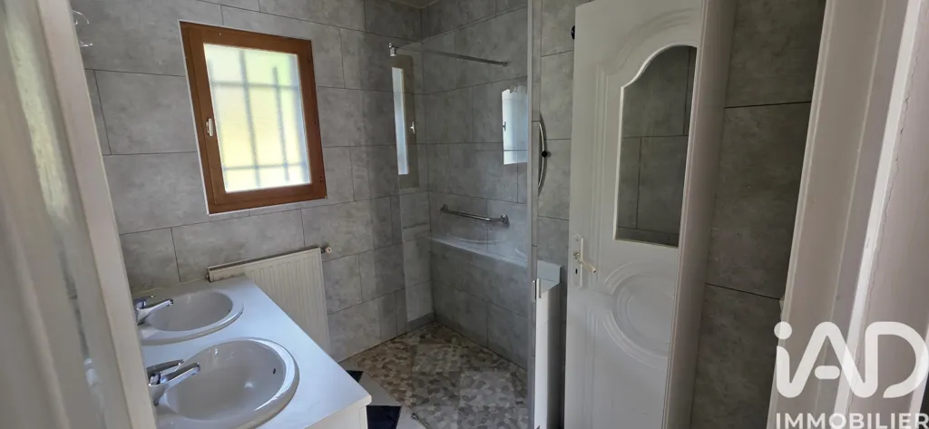 Salles de bain - Maison de Plain-Pied avec Jardin à Saint-Simon
