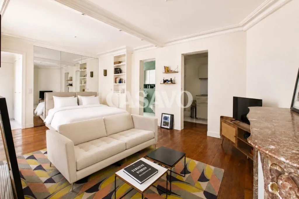 Séjour - Appartement Rénové avec Triple Orientation au 7ème Arrondissement