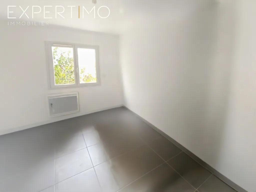 Pièces - Maison Récemment Construite avec Jardin et Garage à Apt