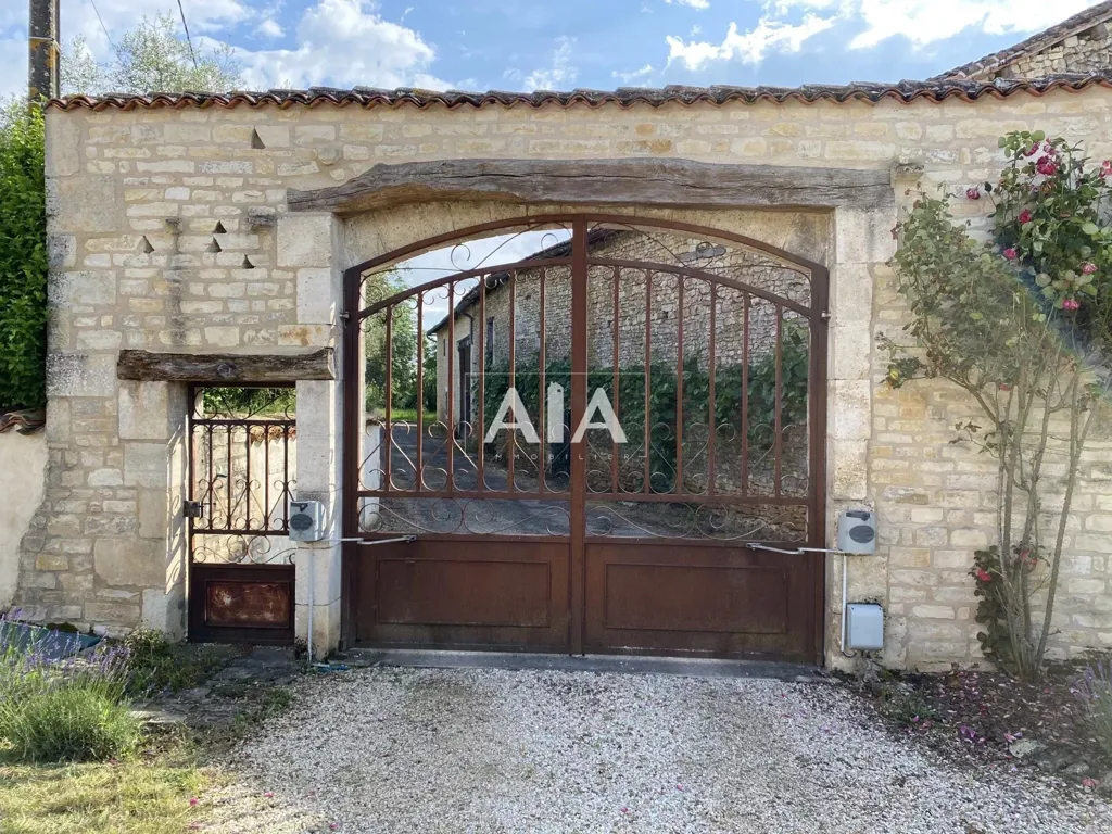 Aed - Charming Property with Pool between Civray and Ruffec