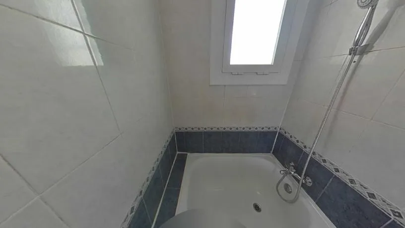 Salles de bain - Family-orientated Flat with Balcony in Mataró
