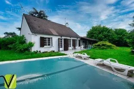 Piscina - Spacious House with Garden in Chassieu