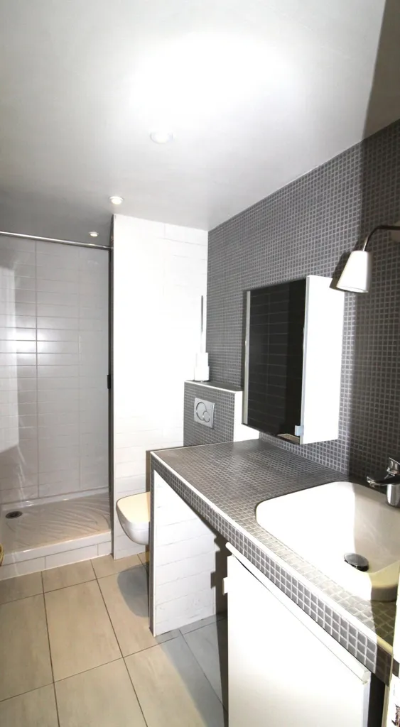 Bathrooms - Bright 3-Piece in Bourg-la-Reine