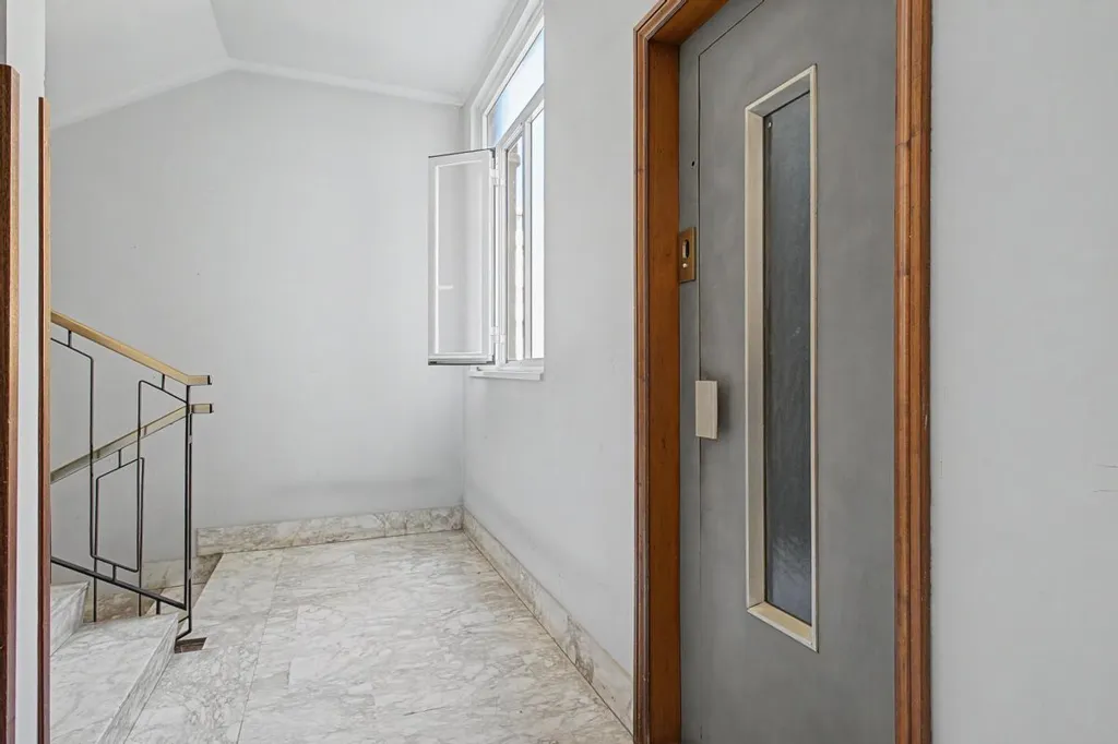 Esik - Triplex with Balcony in Ostia, Rome