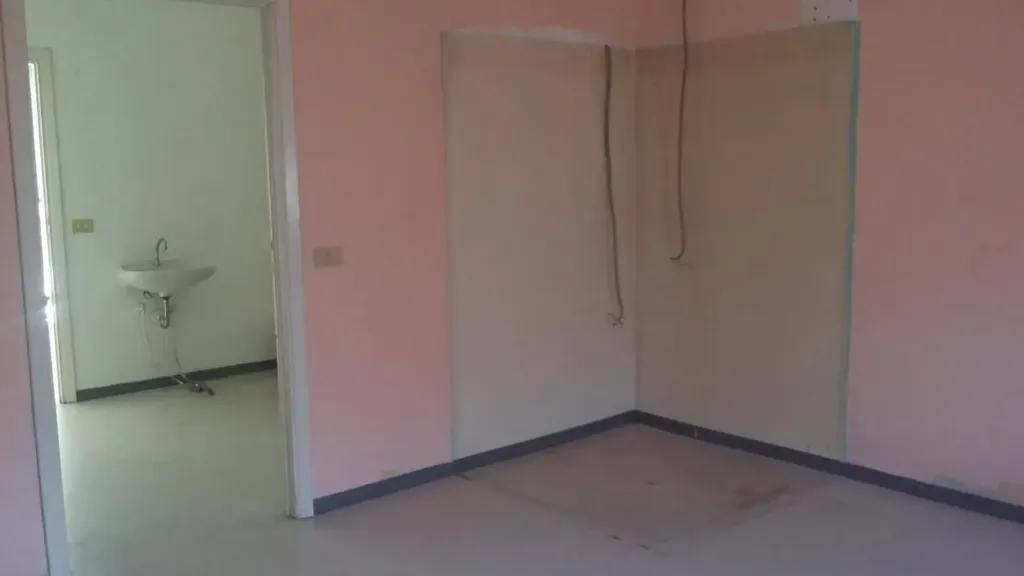 Rooms - Restoration-Ready Apartment with Balcony in Pontedera