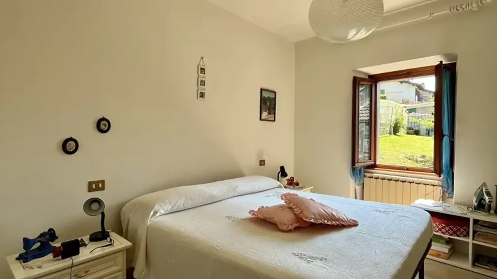 Bedrooms - Independent House with Garden in Valle Intelvi