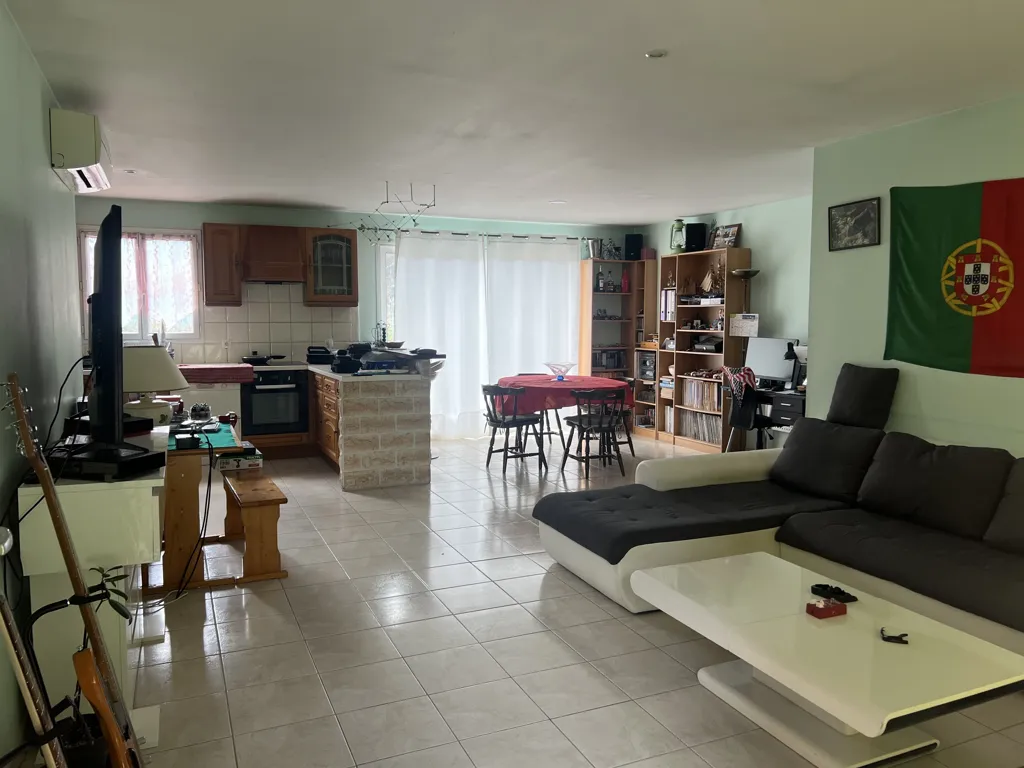 Séjour - Maison de Plain Pied avec Garage et Jardin à Lizac