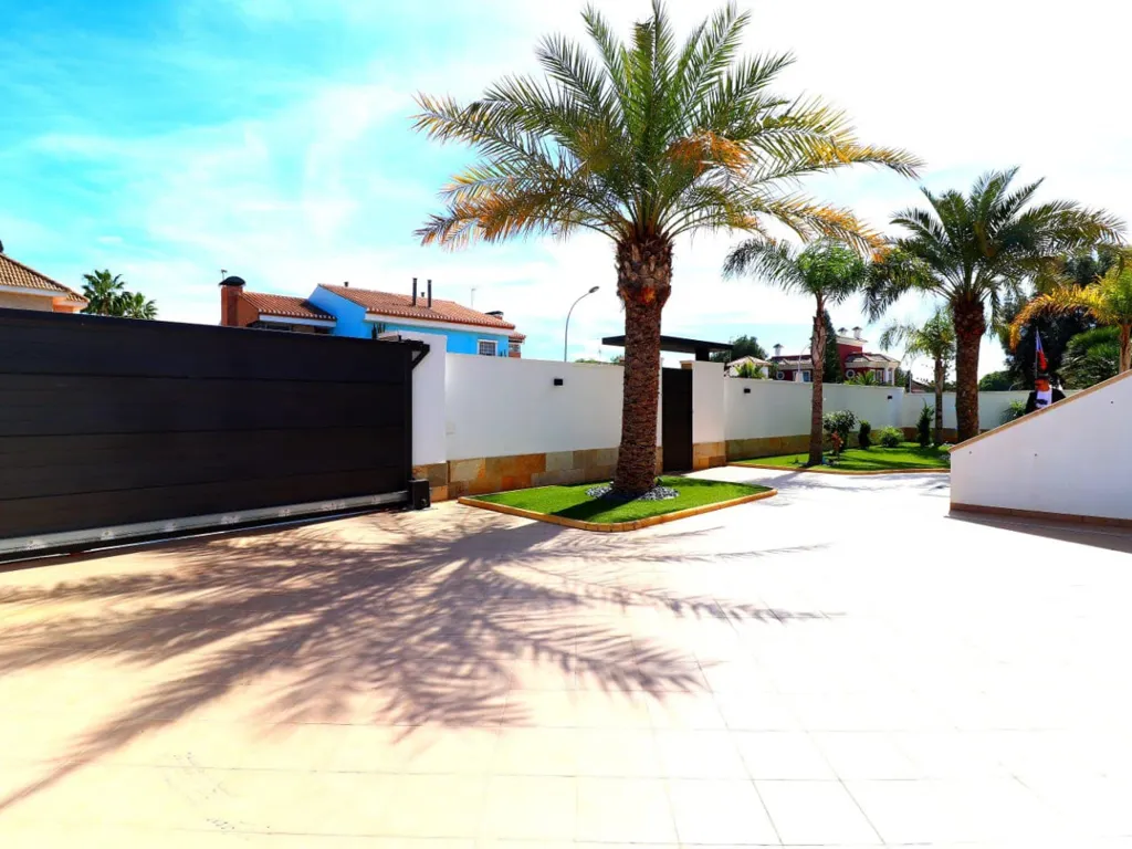 Exterior - Luxury Villa with Pool in Playas de Orihuela