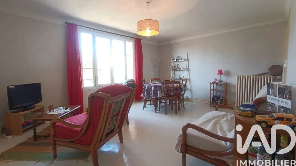 Elutuba - 4-Bed Apartment with Garage in Auxerre