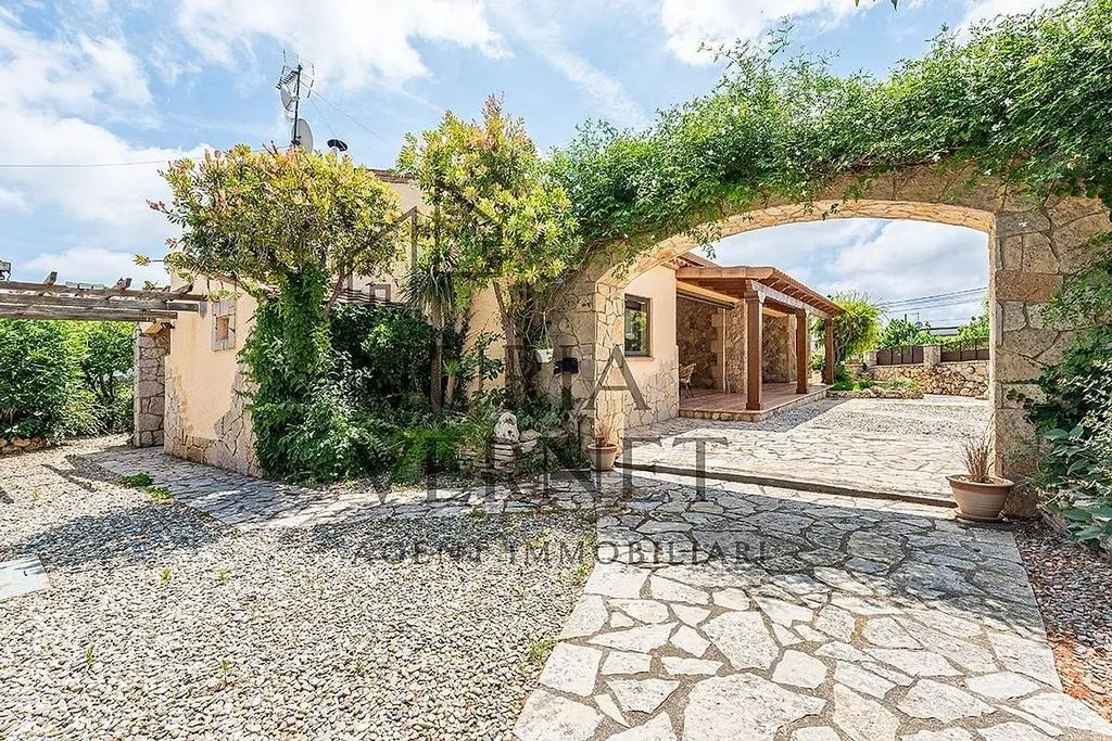 Aed - Chalet with Pool and Terrace in Botarell
