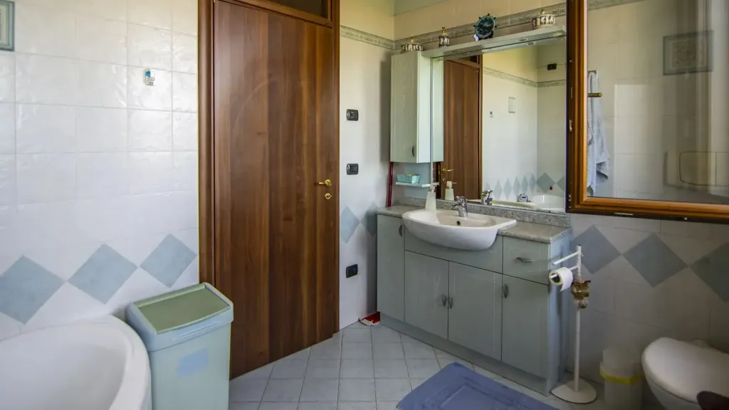 Salles de bain - Villa with Garden and Caminetto in Codevigo