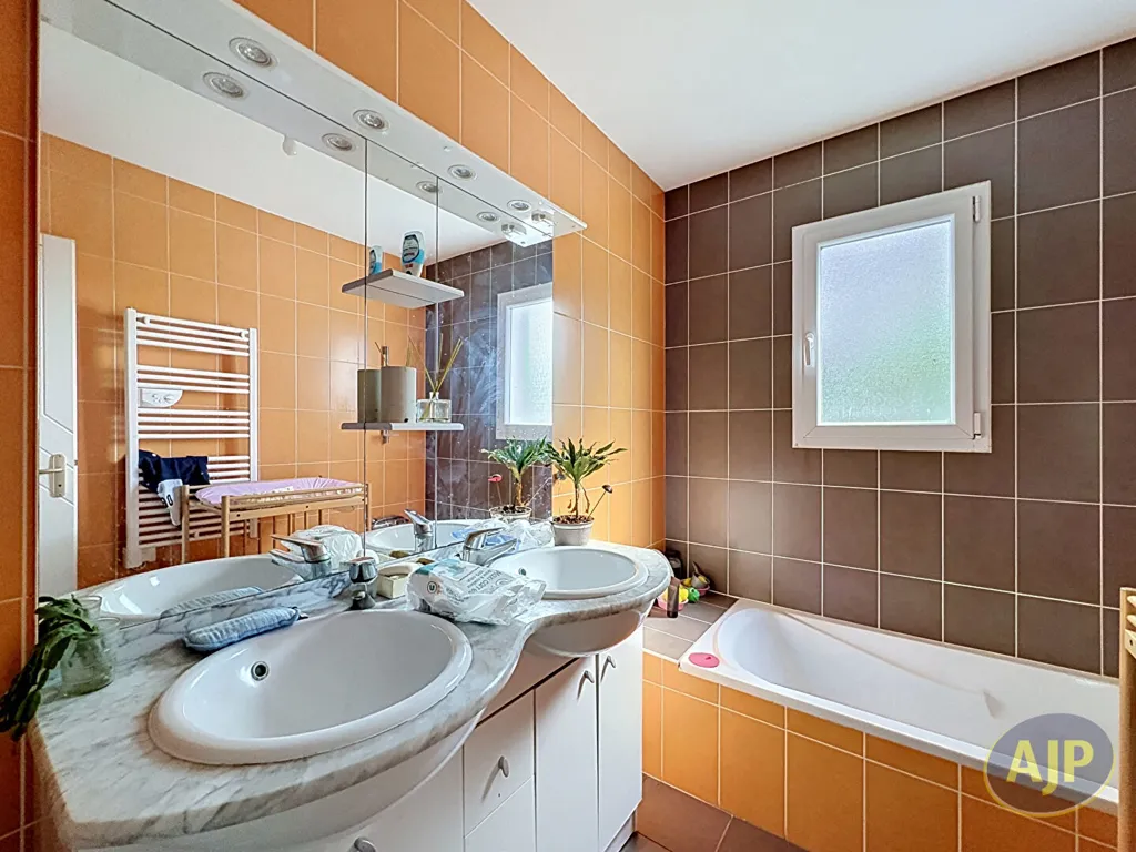Salles de bain - Maison à ossature bois avec jardin à Challans