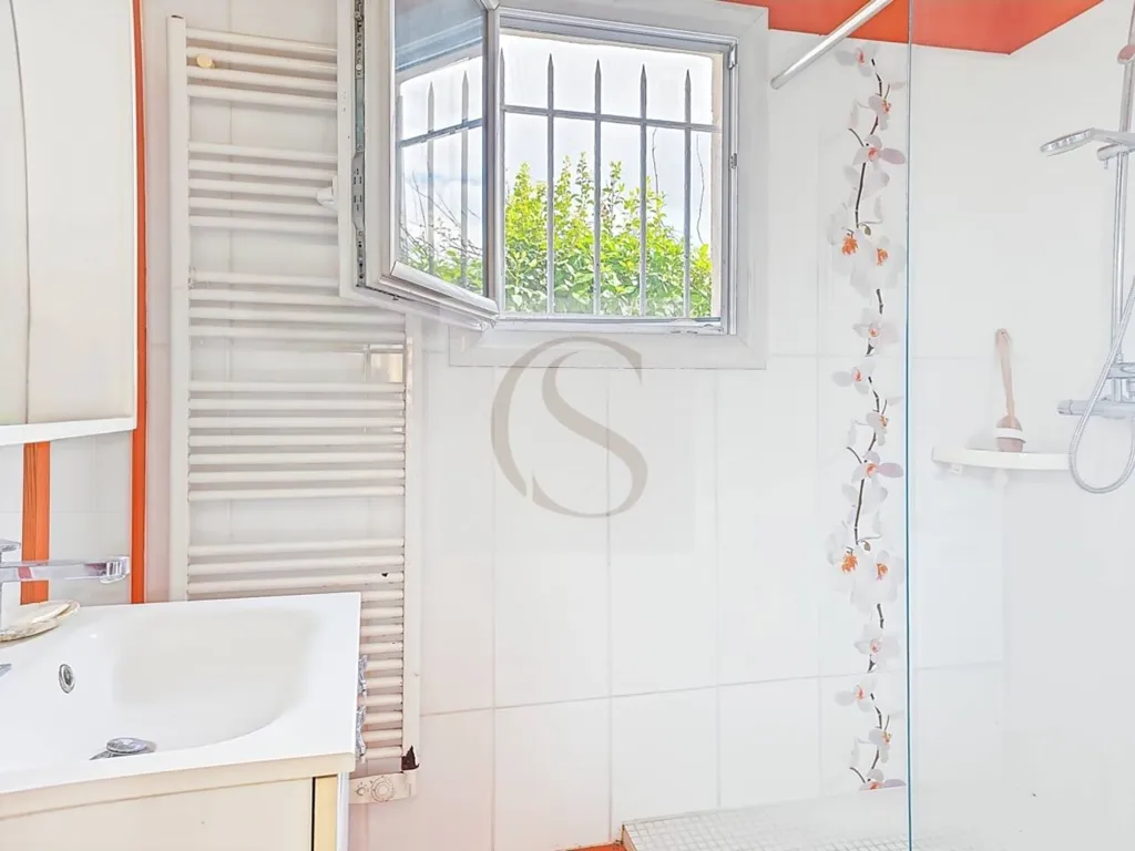 Salles de bain - Maison avec Piscine et Garage au Centre de Lorgues