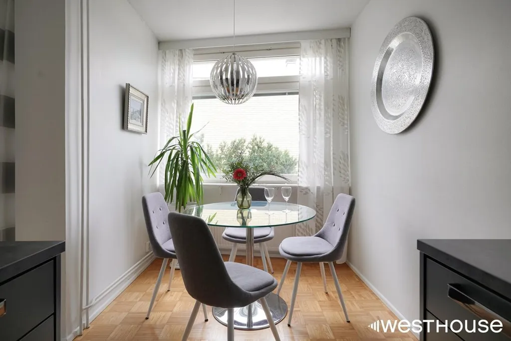 Dining Room - Two-Storey Apartment with Balcony in Westend