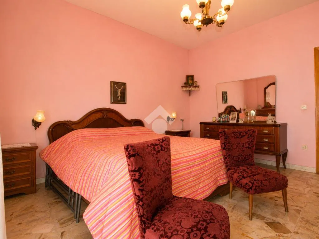 Chambres - 4-Bedroom Apartment with Garage in Lucera