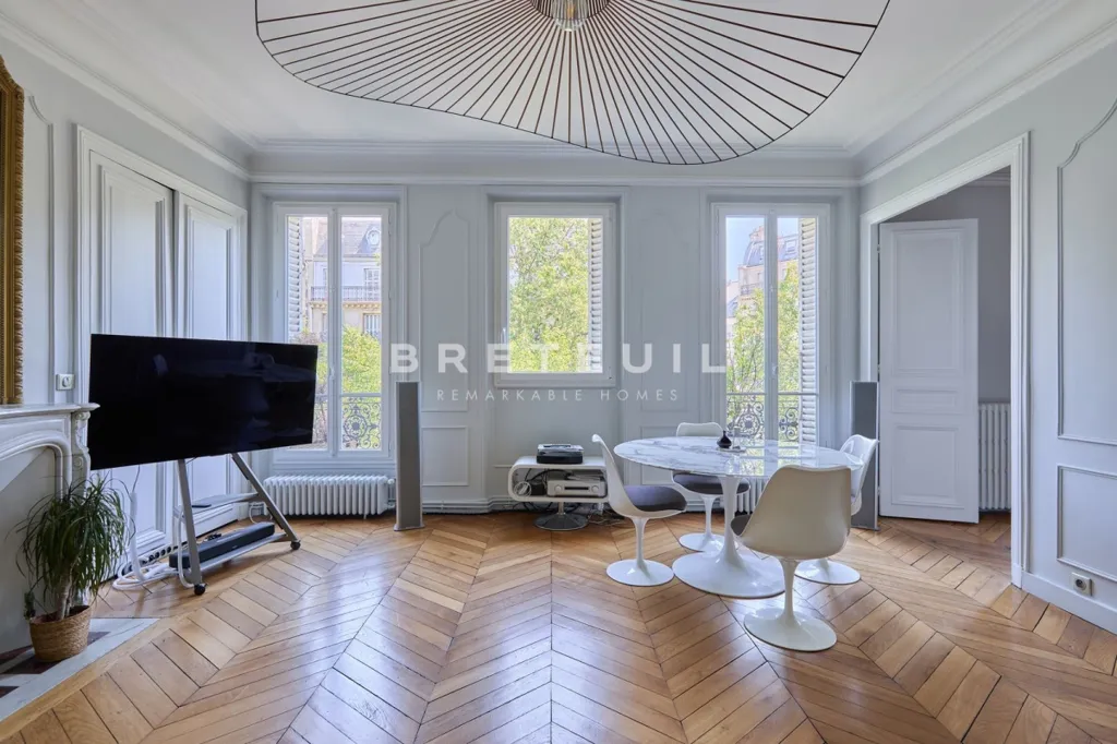 Elutuba - 4-Piece Parisian Flat with Balcony