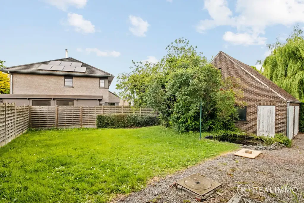 Aed - Renovatable House with Double Garage in Avelgem